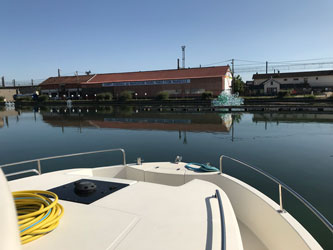 Long-distance taxi and private transfers to Le Boat bases - Migennes Crusader 9 nose