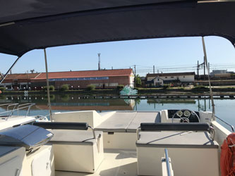 Long-distance taxi and private transfers to Le Boat bases - Migennes Crusader 9 steering wheel