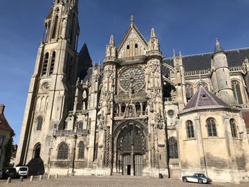 Cathedral Notre-Dame de Senlis long distance taxi route stop from Bruges to Paris